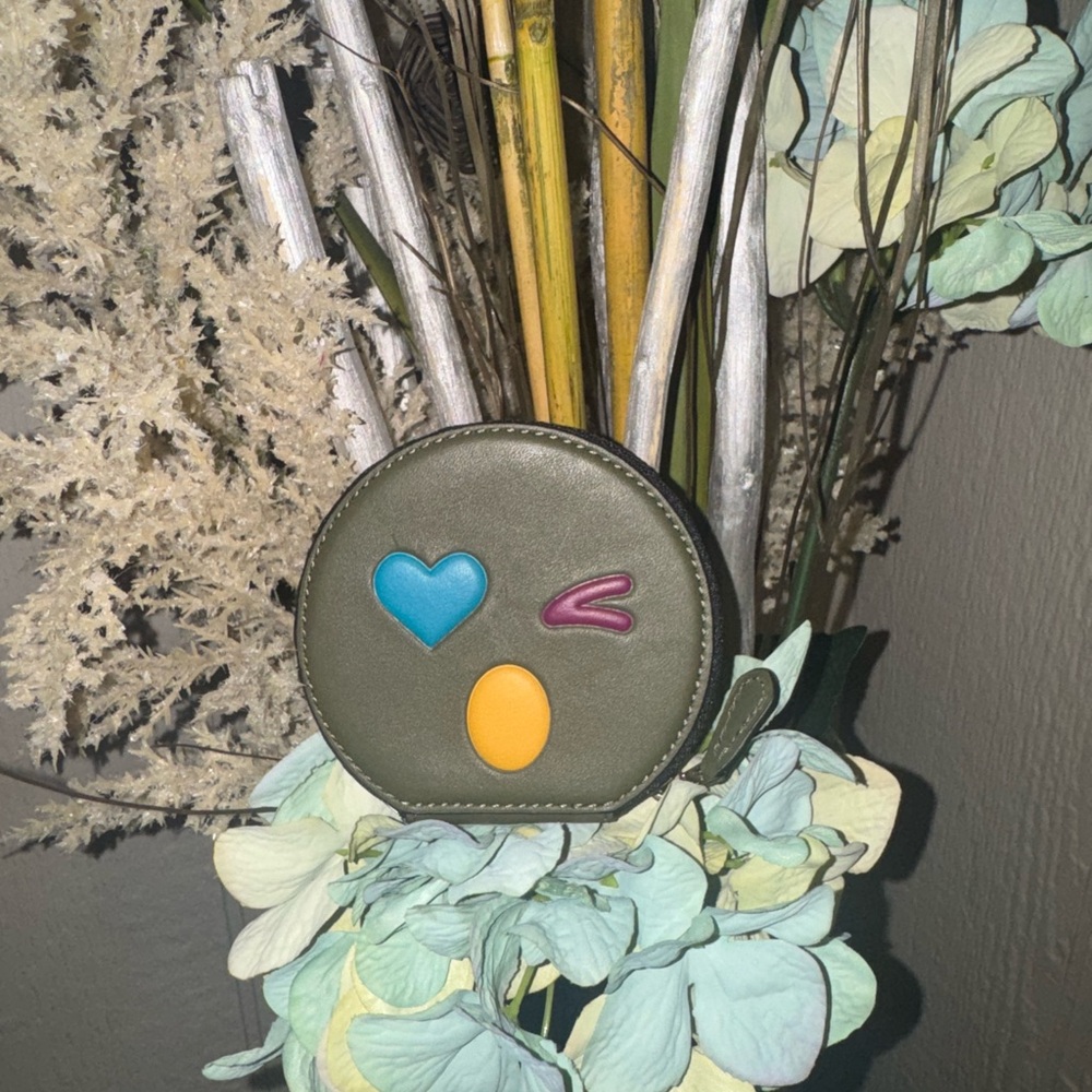 Coach Round coin pouch nwt emoji - Picture 4 of 13